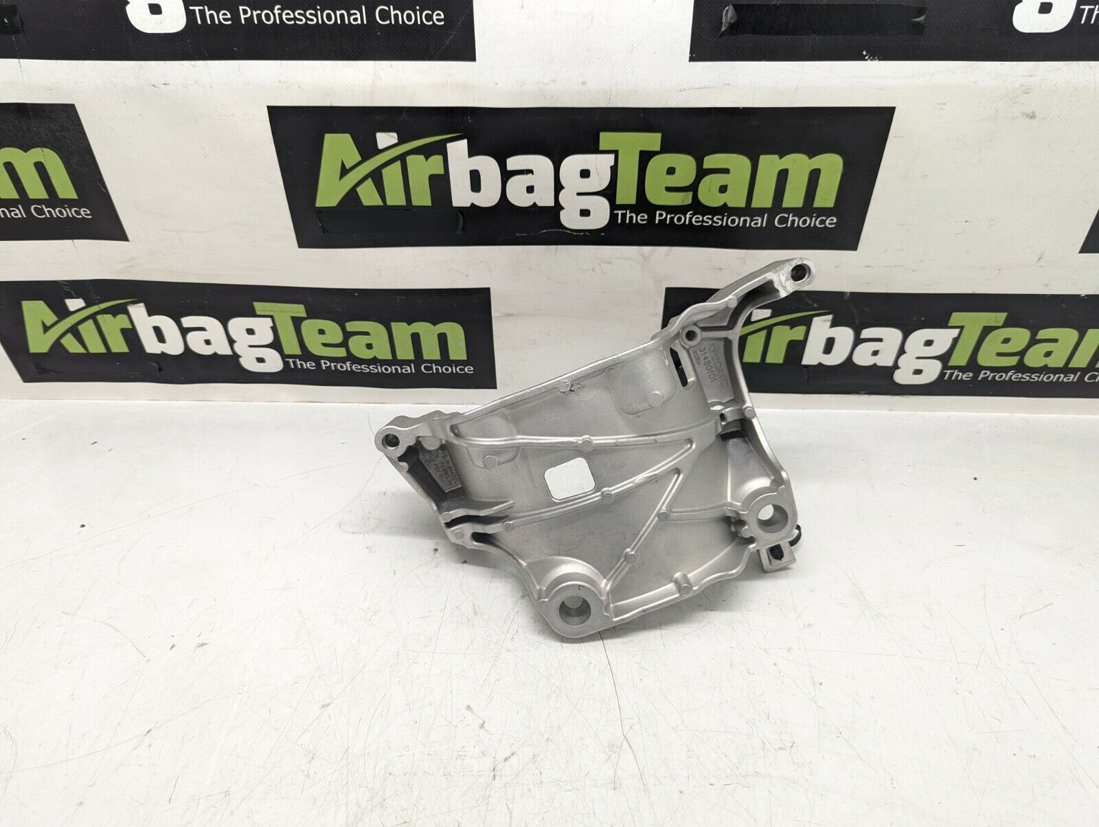 Volvo-XC40-XC60-XC90-2018-On-20L-Diesel-Alternator-Bracket-31480101-255377803620-3