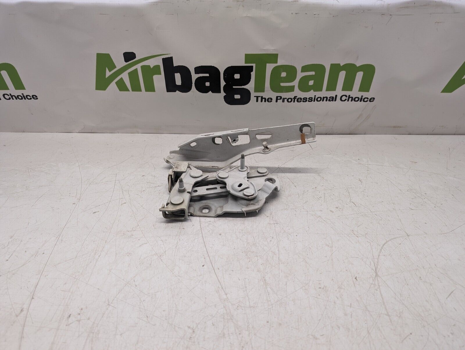 Porsche-Taycan-2019-On-Pair-Of-Front-Bonnet-Hinges-9J1823296-9J1823295-256473174176-2