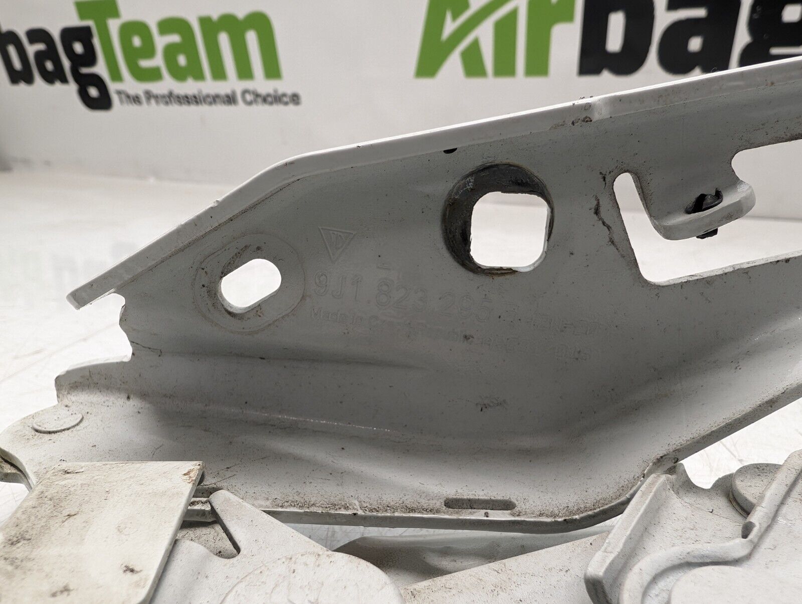 Porsche-Taycan-2019-On-Pair-Of-Front-Bonnet-Hinges-9J1823296-9J1823295-256473174176-3