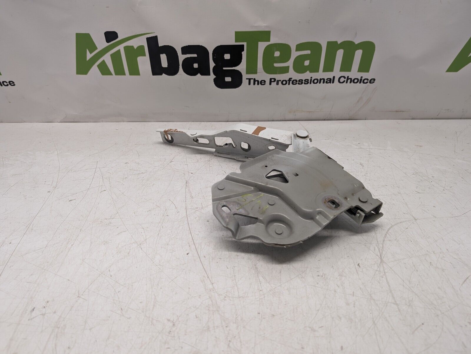 Porsche-Taycan-2019-On-Pair-Of-Front-Bonnet-Hinges-9J1823296-9J1823295-256473174176-4