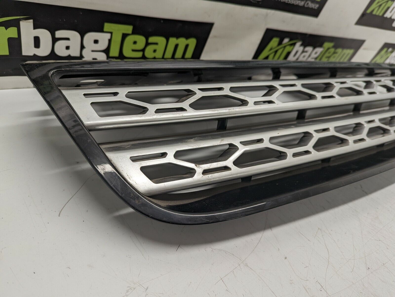 Land-Rover-Discovery-L462-2017-Onwards-Front-Bumper-Grill-HY32-8200-ABC-255425712557-2