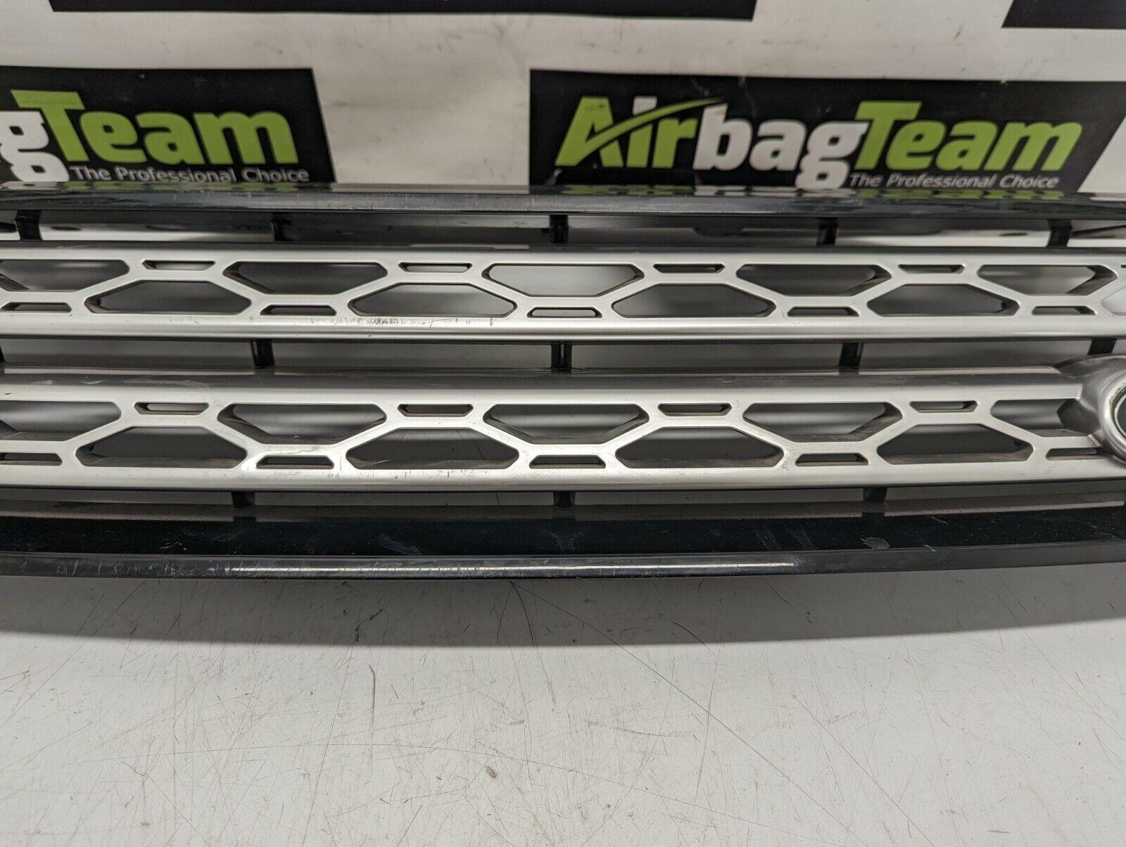 Land-Rover-Discovery-L462-2017-Onwards-Front-Bumper-Grill-HY32-8200-ABC-255425712557-3