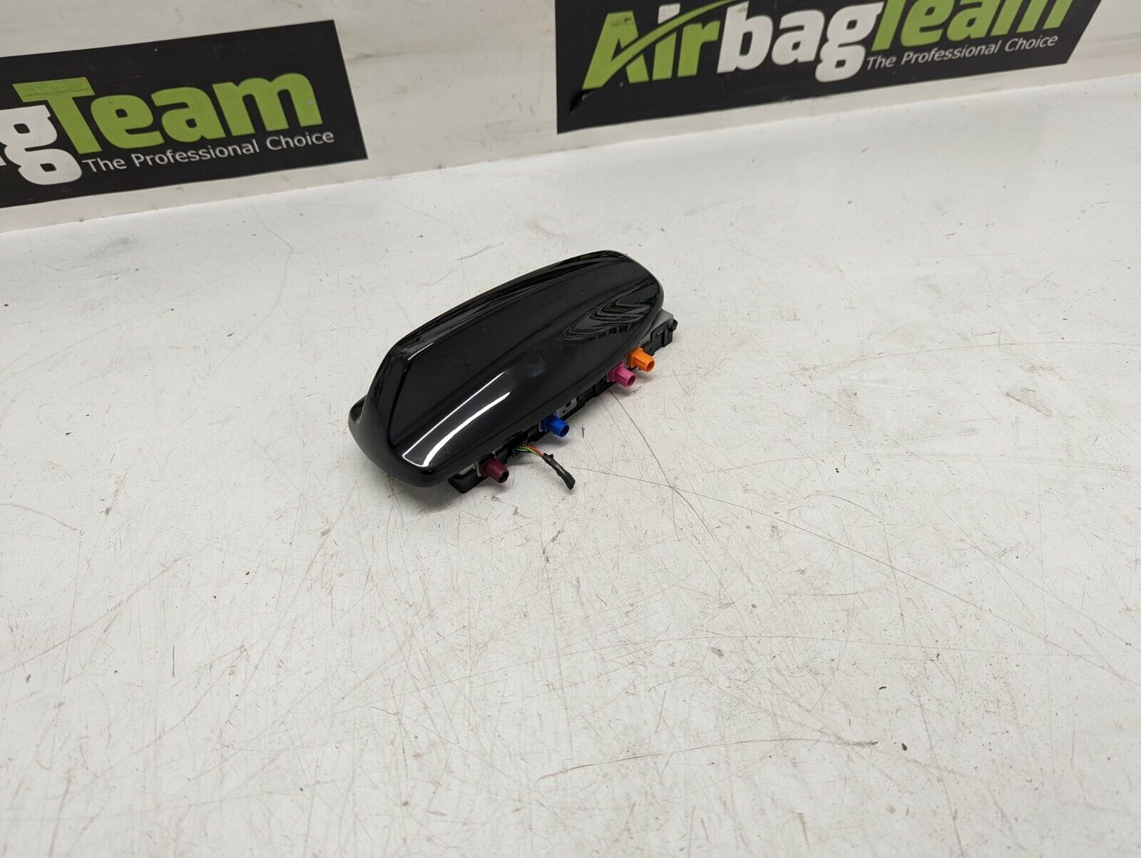 Volvo-XC40-2018-Onwards-Antenna-Amplifier-With-Casing-31438104-255474827989-2