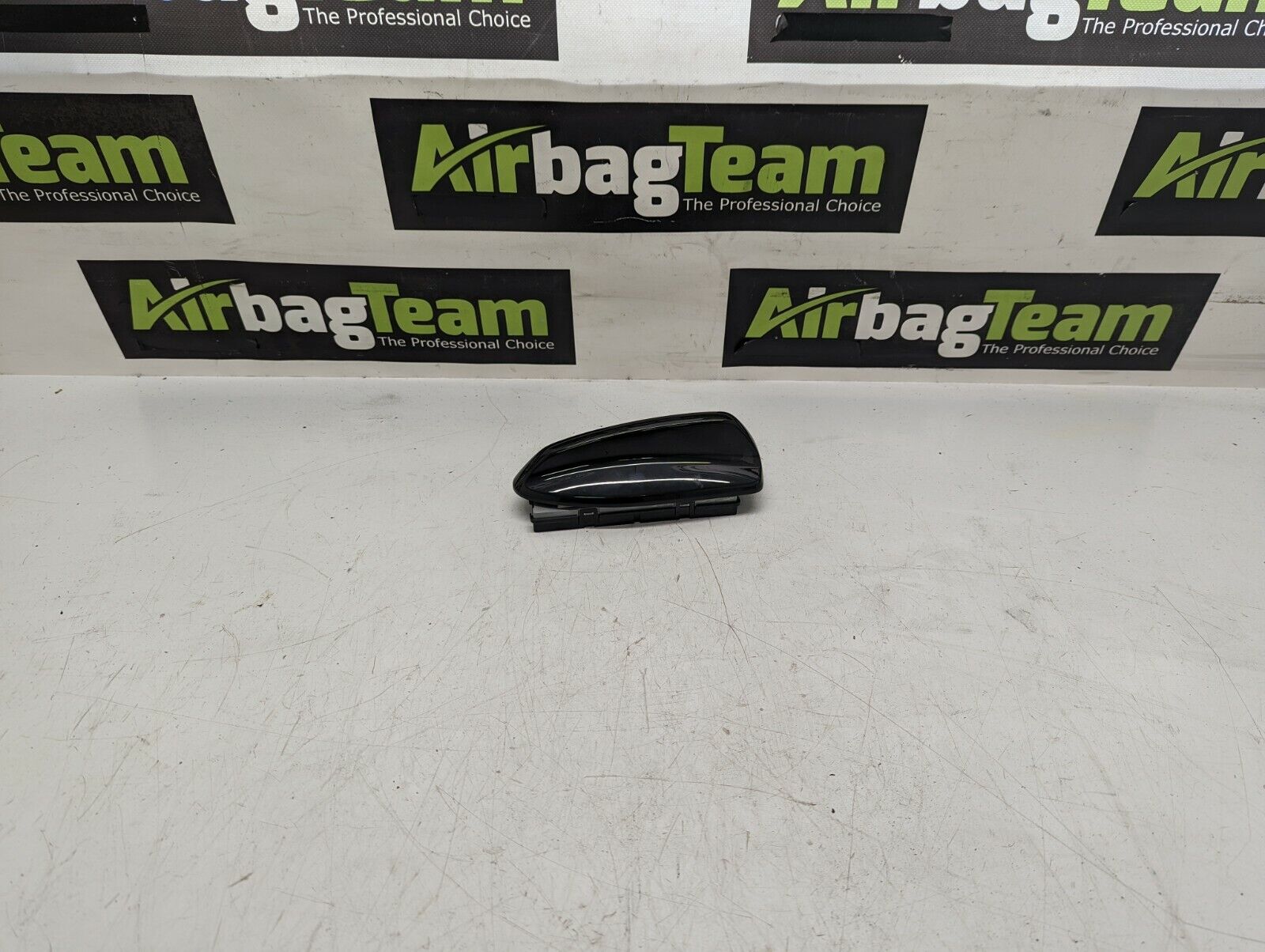 Volvo-XC40-2018-Onwards-Antenna-Amplifier-With-Casing-31438104-255474827989